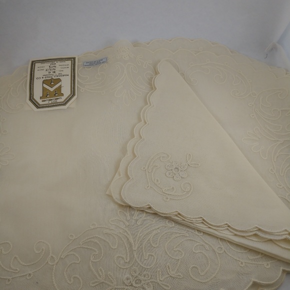 Marshall Field 4 Placemats and 4 napkins - Picture 5 of 6